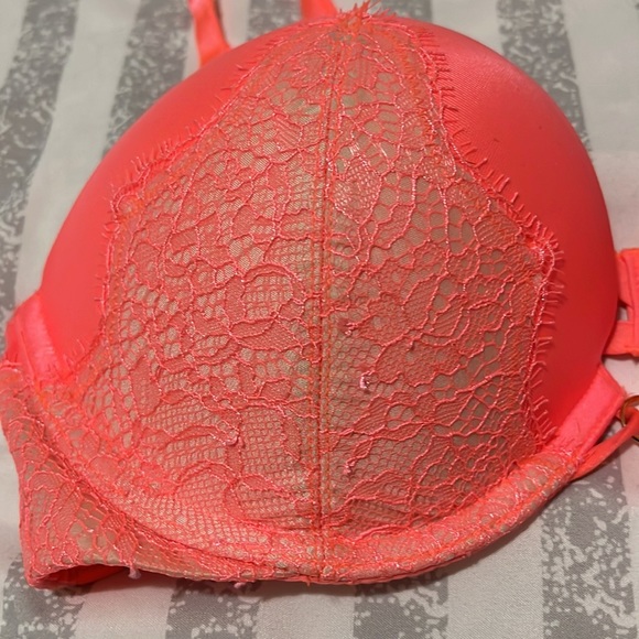 Brand New Victoria’s Secret Bombshell Bra - Picture 2 of 4